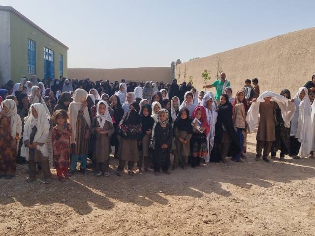 Afghanische Schülerinnen spielen im Pausenhof einer Help Dunya Schule