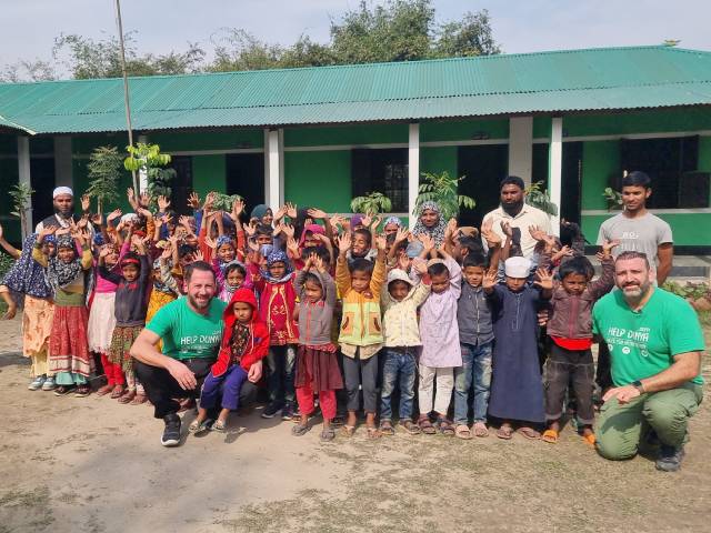 Help Dunya Schule in Bangladesch – Kinder vor dem grünen Schulgebäude