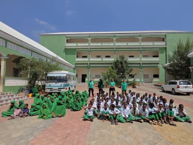 Help Dunya Schule in Somalia – Schülerinnen und Schüler vor dem Bildungszentrum