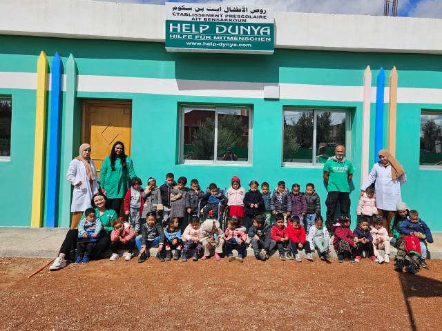 Help Dunya Kindergarten in Marokko – Kinder vor dem neuen Vorschulgebäude