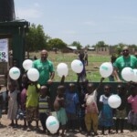 hHelp Dunya Brunnenbau Mehrere hunderte Brunnen wurden schon Dank Euren Spenden erbaut und zahlreiche Menschen können sich daran bedienen. Durch den Bau eines Brunnens unterstützt Ihr nicht nur die Arbeitswirtschaft sondern auch die Bildung der jüngeren, da sie statt Wasser zu schleppen, die Schule besuchen können. Help Dunya Brunnenbau