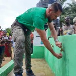 hHelp Dunya Brunnenbau Mehrere hunderte Brunnen wurden schon Dank Euren Spenden erbaut und zahlreiche Menschen können sich daran bedienen. Durch den Bau eines Brunnens unterstützt Ihr nicht nur die Arbeitswirtschaft sondern auch die Bildung der jüngeren, da sie statt Wasser zu schleppen, die Schule besuchen können. Help Dunya Brunnenbau