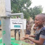 hHelp Dunya Brunnenbau Mehrere hunderte Brunnen wurden schon Dank Euren Spenden erbaut und zahlreiche Menschen können sich daran bedienen. Durch den Bau eines Brunnens unterstützt Ihr nicht nur die Arbeitswirtschaft sondern auch die Bildung der jüngeren, da sie statt Wasser zu schleppen, die Schule besuchen können. Help Dunya Brunnenbau