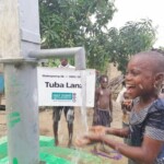 hHelp Dunya Brunnenbau Mehrere hunderte Brunnen wurden schon Dank Euren Spenden erbaut und zahlreiche Menschen können sich daran bedienen. Durch den Bau eines Brunnens unterstützt Ihr nicht nur die Arbeitswirtschaft sondern auch die Bildung der jüngeren, da sie statt Wasser zu schleppen, die Schule besuchen können. Help Dunya Brunnenbau