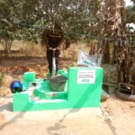 hHelp Dunya Brunnenbau Mehrere hunderte Brunnen wurden schon Dank Euren Spenden erbaut und zahlreiche Menschen können sich daran bedienen. Durch den Bau eines Brunnens unterstützt Ihr nicht nur die Arbeitswirtschaft sondern auch die Bildung der jüngeren, da sie statt Wasser zu schleppen, die Schule besuchen können. Help Dunya Brunnenbau