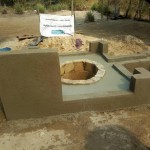 hHelp Dunya Brunnenbau Mehrere hunderte Brunnen wurden schon Dank Euren Spenden erbaut und zahlreiche Menschen können sich daran bedienen. Durch den Bau eines Brunnens unterstützt Ihr nicht nur die Arbeitswirtschaft sondern auch die Bildung der jüngeren, da sie statt Wasser zu schleppen, die Schule besuchen können. Help Dunya Brunnenbau