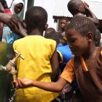 Help Dunya Brunnenbau. Mehrere hunderte Brunnen wurden schon Dank Euren Spenden erbaut und zahlreiche Menschen können sich daran bedienen. Durch den Bau eines Brunnens unterstützt Ihr nicht nur die Arbeitswirtschaft sondern auch die Bildung der jüngeren, da sie statt Wasser zu schleppen, die Schule besuchen können. Help Dunya Brunnenbau