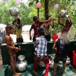 Help Dunya Brunnenbau. Mehrere hunderte Brunnen wurden schon Dank Euren Spenden erbaut und zahlreiche Menschen können sich daran bedienen. Durch den Bau eines Brunnens unterstützt Ihr nicht nur die Arbeitswirtschaft sondern auch die Bildung der jüngeren, da sie statt Wasser zu schleppen, die Schule besuchen können. Brunnenbau Help Dunya